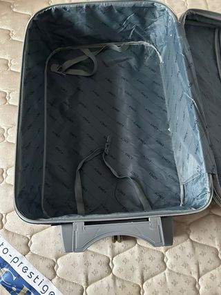 Maleta con ruedas azul y roja