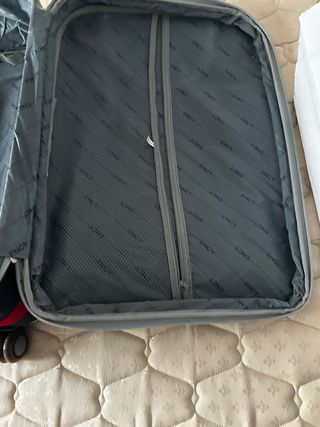 Maleta con ruedas azul y roja