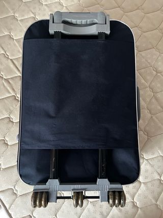 Maleta con ruedas azul y roja