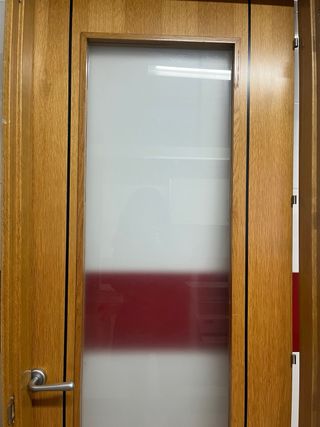 Puerta de madera con cristal y marco