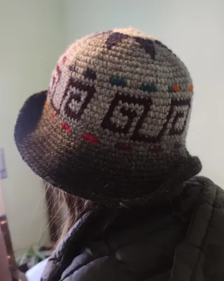 Gorro tejido multicolor con diseño