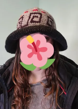 Gorro tejido multicolor con diseño