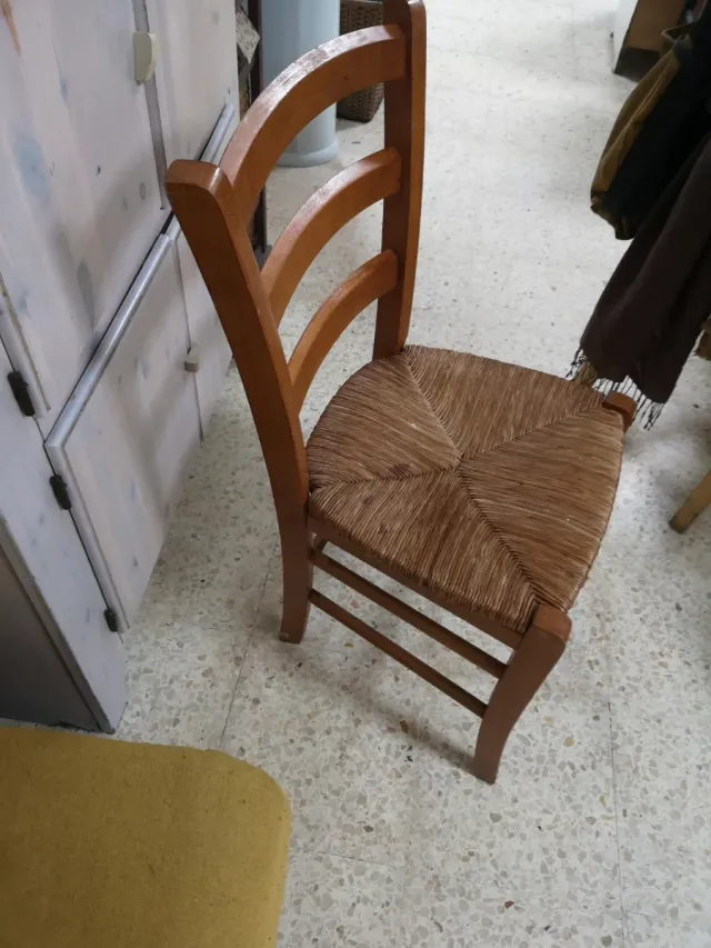 Sedia in legno con seduta intrecciata