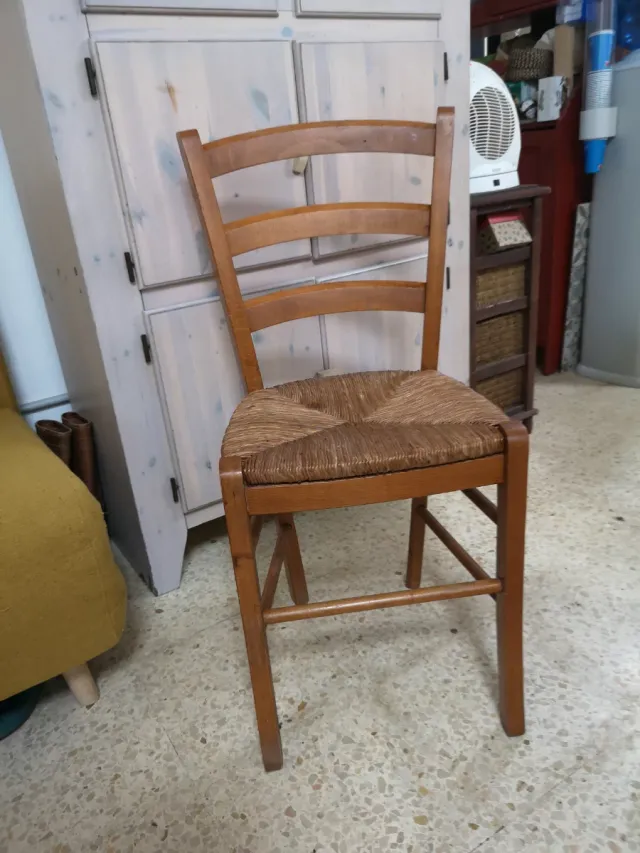 Sedia in legno con seduta intrecciata