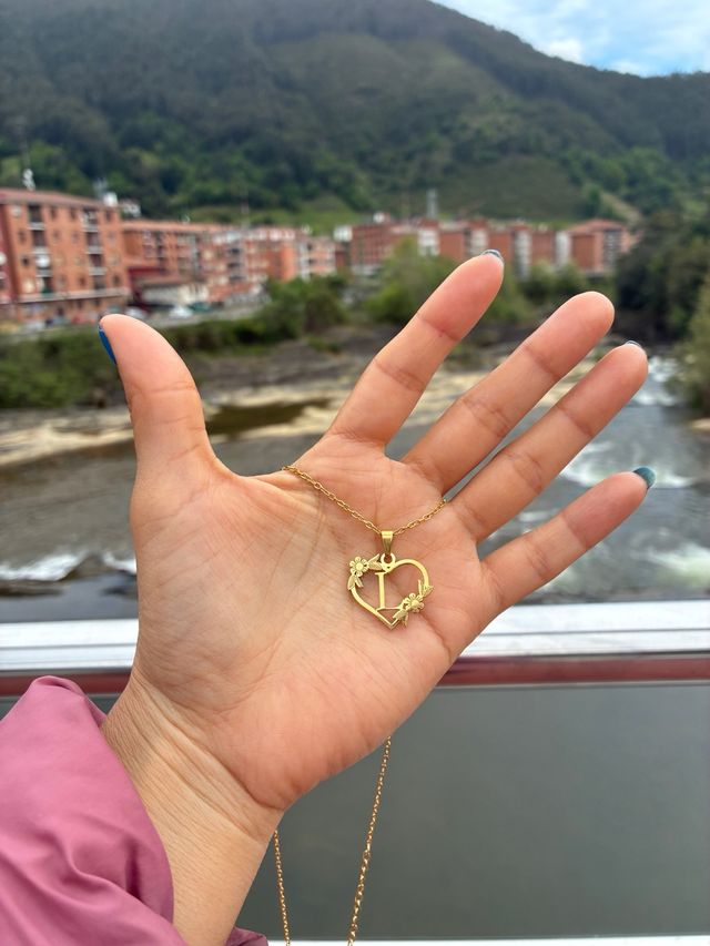 Collar Corazón Letra L Flores