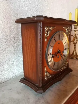 Antico orologio da tavolo a carillon in legno