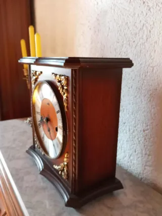 Antico orologio da tavolo a carillon in legno