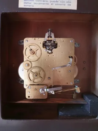 Antico orologio da tavolo a carillon in legno