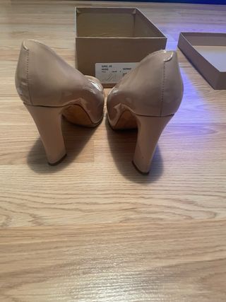 Zapatos UNISA charol, color nude, modelo pero toe