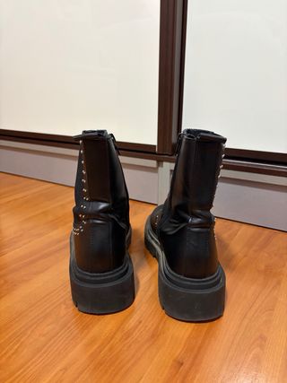 Botas Zara negras con tachuelas