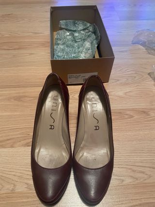 Zapatos de tacón Unisa burdeos