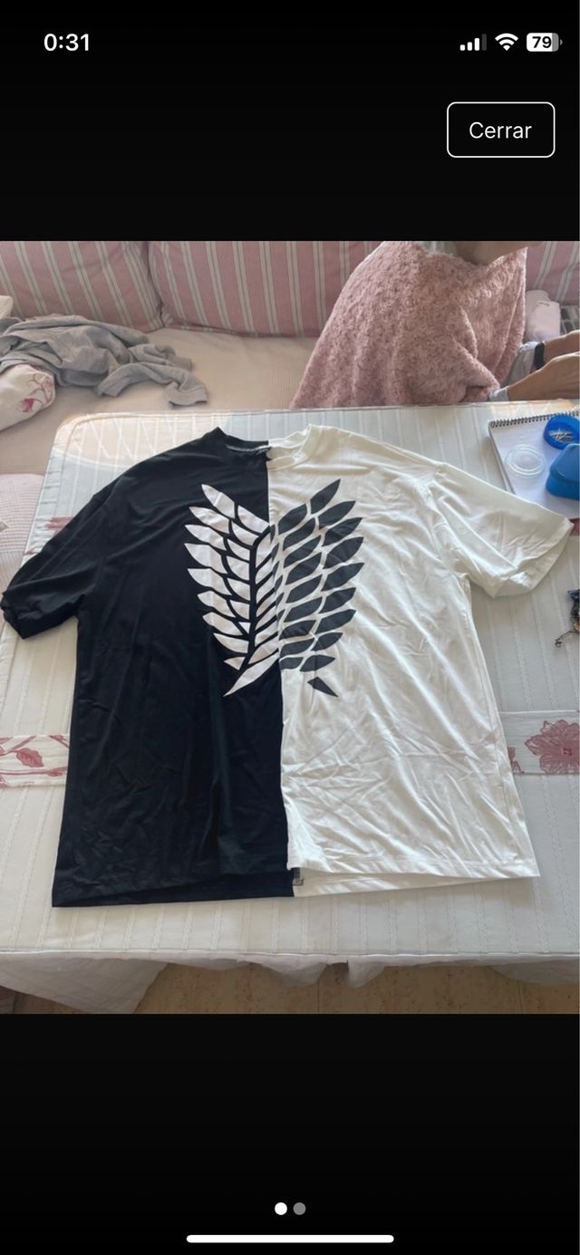 Camiseta bicolor con diseño de alas