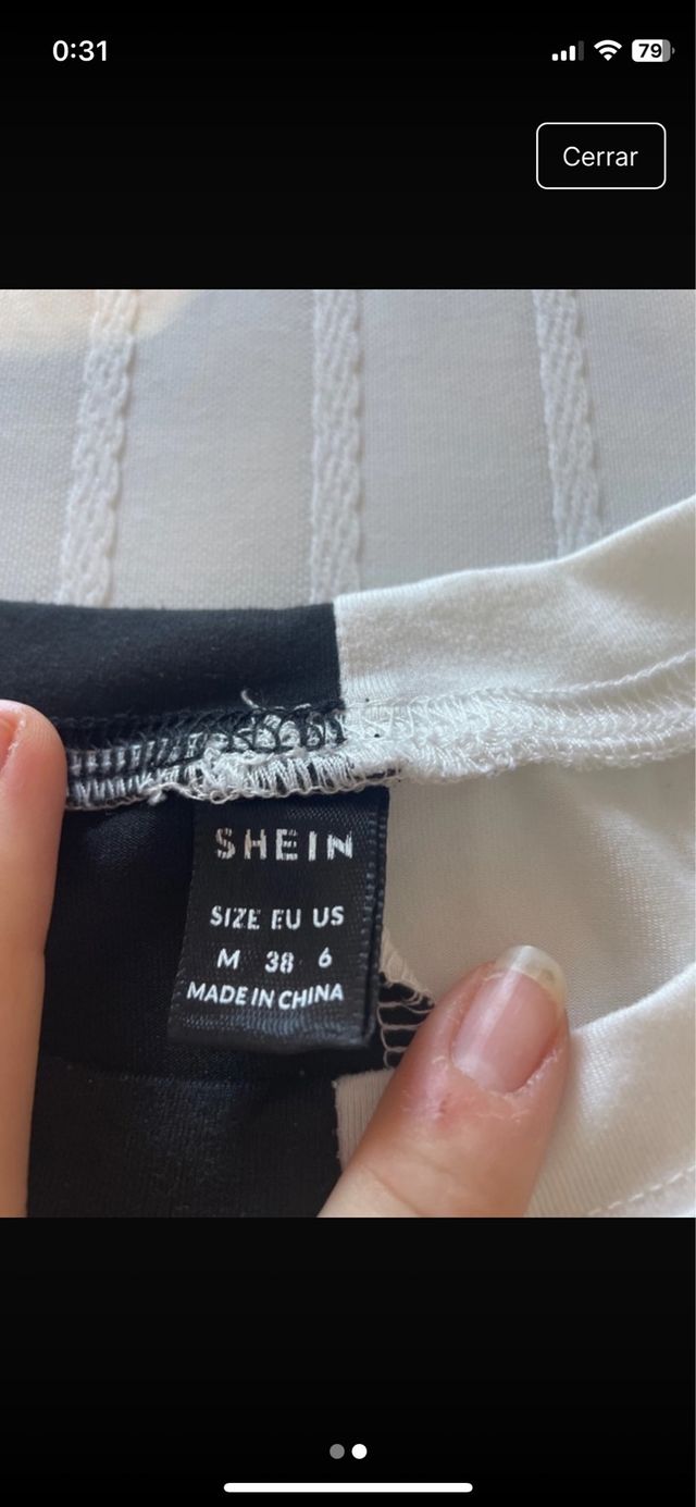 Camiseta bicolor con diseño de alas