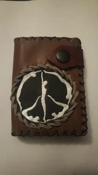 Cartera de cuero artesanal con símbolo de la paz