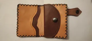 Cartera de cuero artesanal con símbolo de la paz