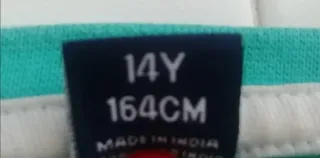 44° LOTE: 1 jersey y 1 camiseta. Talla 14 años