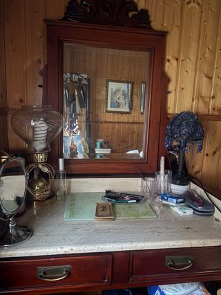 Toeletta con stile retrò in legno, marmo e specchio