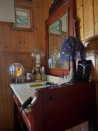 Toeletta con stile retrò in legno, marmo e specchio