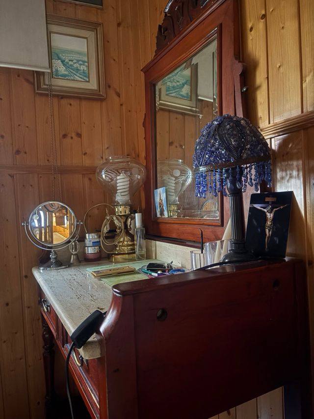 Tocador con estilo retro madera mármol espejo