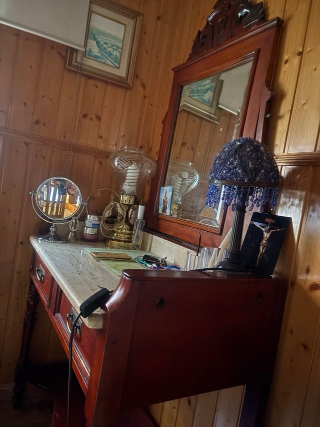 Tocador con estilo retro madera mármol espejo