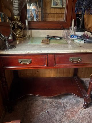 Toeletta con stile retrò in legno, marmo e specchio