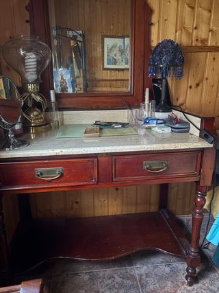 Toeletta con stile retrò in legno, marmo e specchio