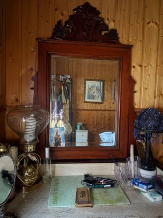 Toeletta con stile retrò in legno, marmo e specchio