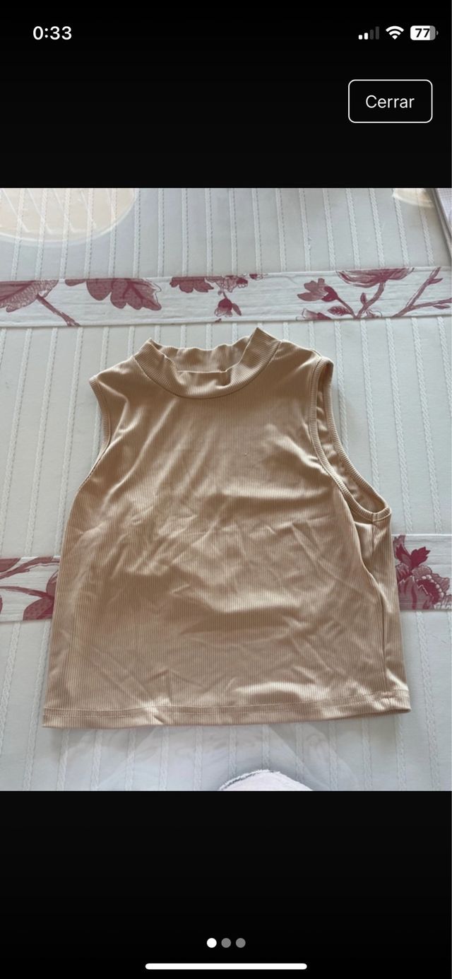 Top beige cuello alto sin mangas