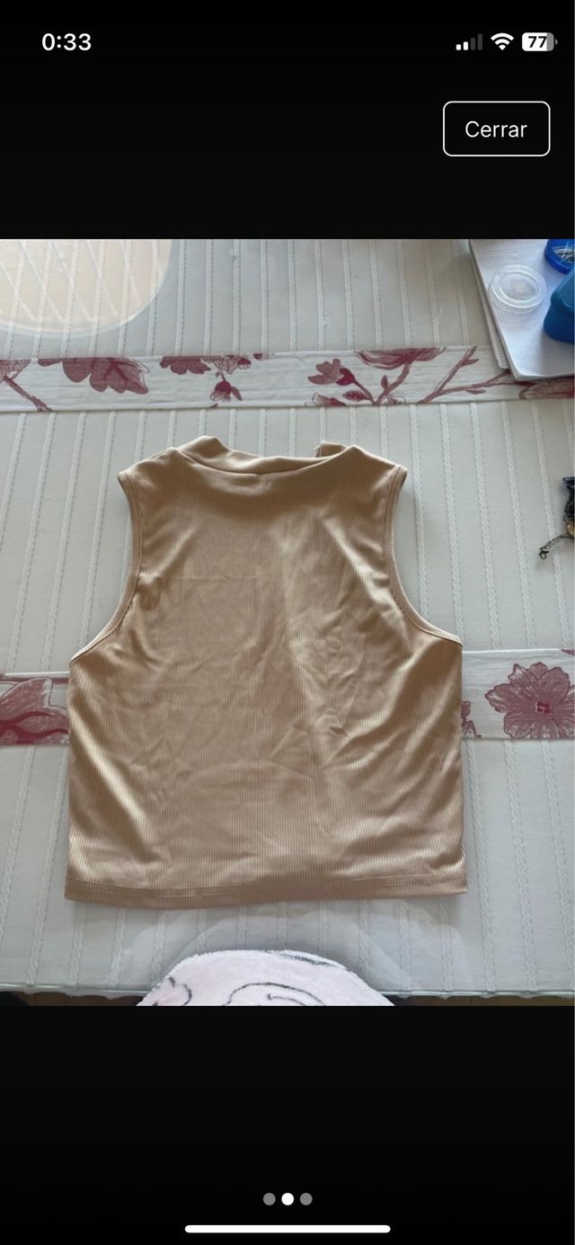 Top beige cuello alto sin mangas