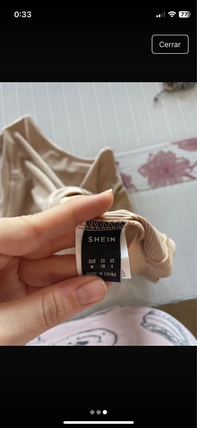 Top beige cuello alto sin mangas