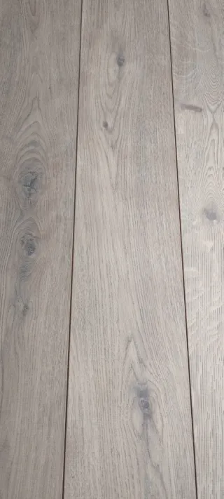 Suelo laminado color roble