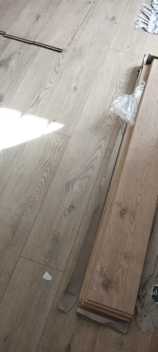 Suelo laminado color roble