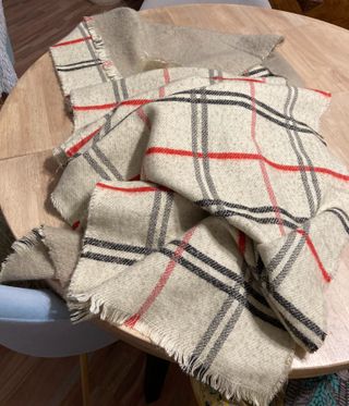 Bufanda Chal Larga Cuadros Beige Rojo