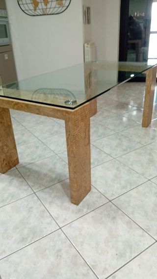 Tavolo in vetro con gambe effetto marmo