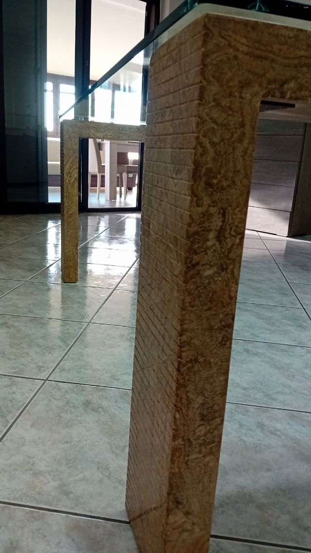 Tavolo in vetro con gambe effetto marmo
