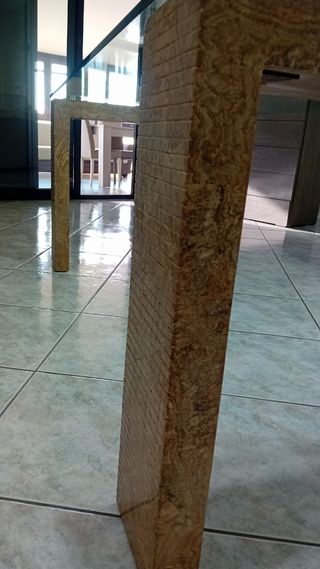 Tavolo in vetro con gambe effetto marmo