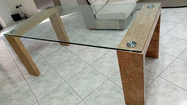 Tavolo in vetro con gambe effetto marmo