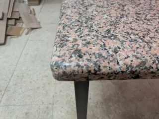Mesa de granito rosa porriño con patas de metal