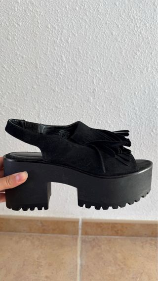 Sandalias zuecos Pull&Bear negras con flecos - 37