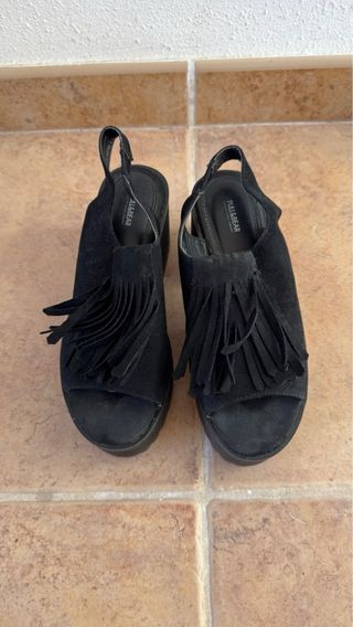 Sandalias zuecos Pull&Bear negras con flecos - 37
