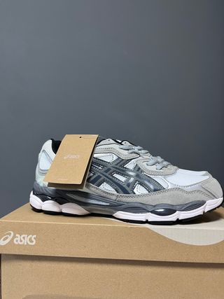 Zapatillas Asics grises y blancas nuevas