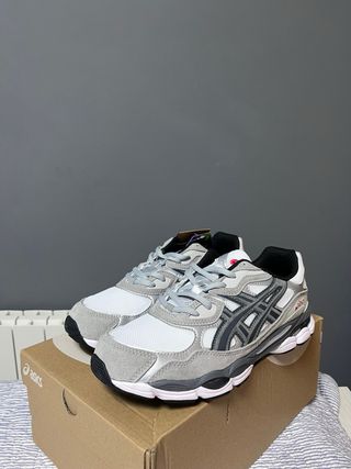 Zapatillas Asics grises y blancas nuevas