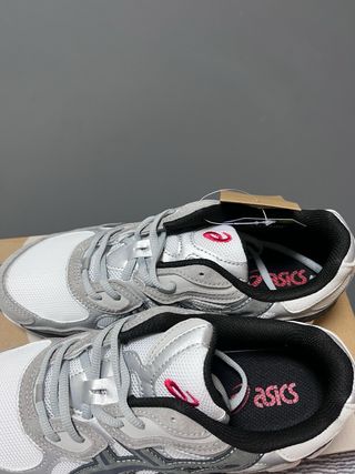 Zapatillas Asics grises y blancas nuevas