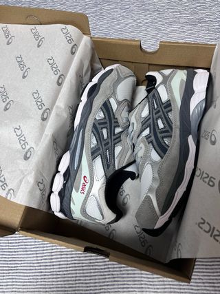 Zapatillas Asics grises y blancas nuevas