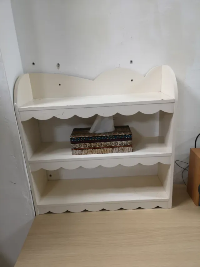 Scaffale decorativo in legno bianco