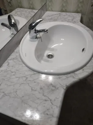 Lavabo con mueble bajo y espejo