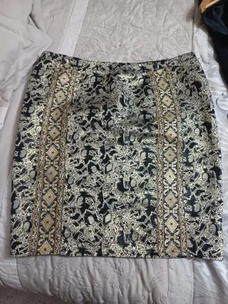 Falda negra y dorada con estampado y Falda plata