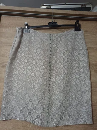 Falda negra y dorada con estampado y Falda plata