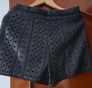 Pantalon corto Marca Zara tela efecto piel Talla L