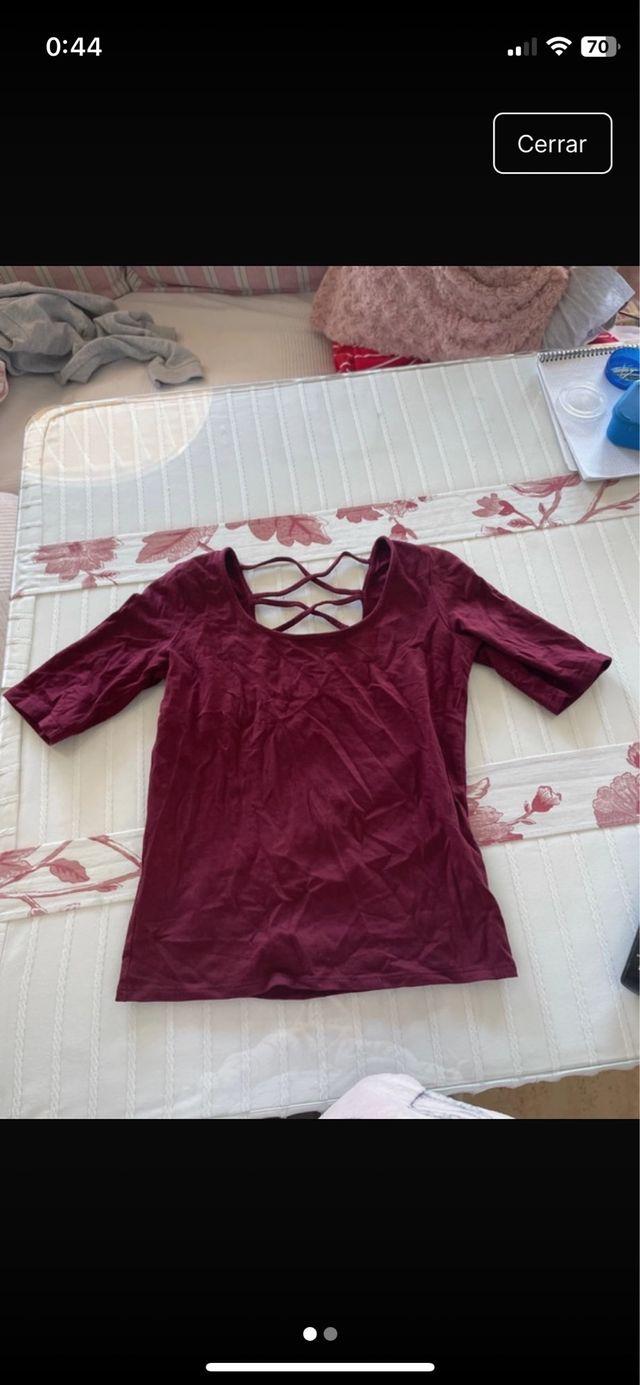 Camiseta burdeo con tiras cruzadas